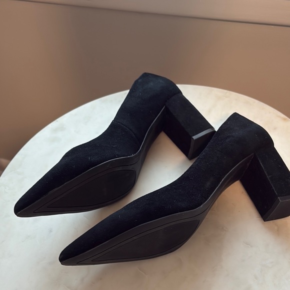 Elegant Black Heels by Deltan - Picture 3 of 9